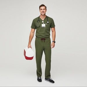 Mens dark olive medium figs scrub set. Worn 2-3 times and washed.